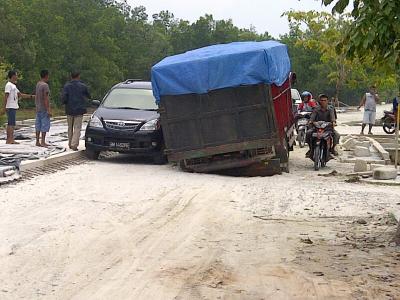 Proyek  Peningkatan Jalan Tak Dikerjakan